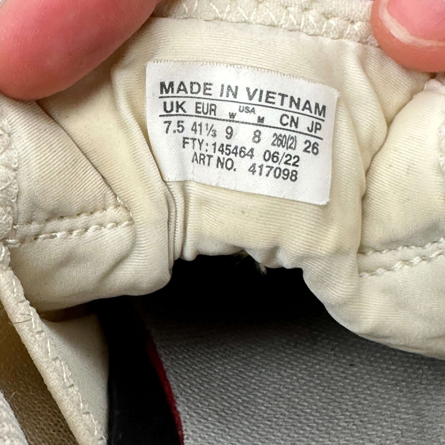 Label inside Salomon XT-6 trainers displaying size 7.5 UK, 41.5 EUR, sustainable second hand sneakers.